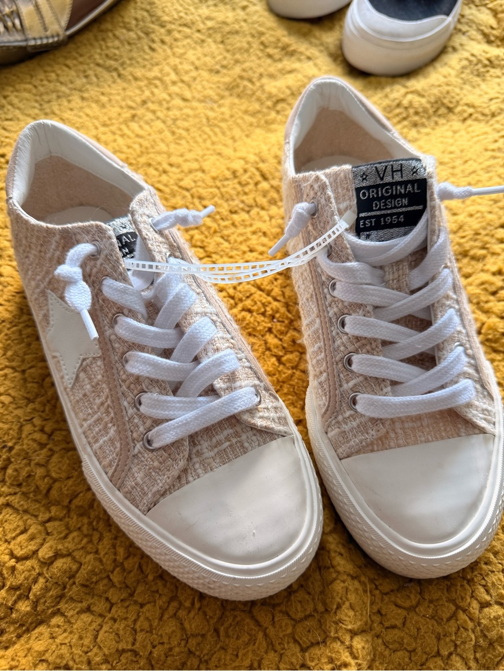 Vintage Havana Casual Low-Top Sneakers in Beige  size 7 NWOT